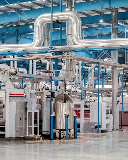 Intérieur d'usine/laboratoire, tuyauteries complexes